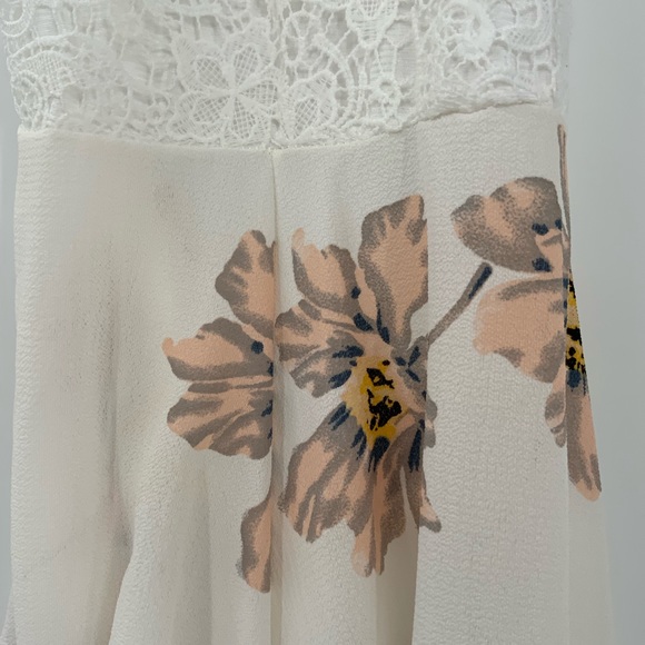 Floral and lace romper - Picture 2 of 7